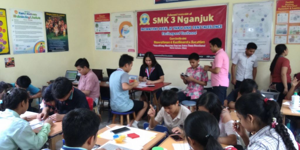 Siswa SMK 3 Nganjuk beraktivitas di kelas.