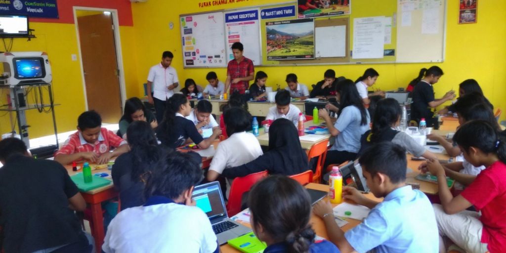 Siswa SMK 3 Nganjuk belajar bersama di kelas.